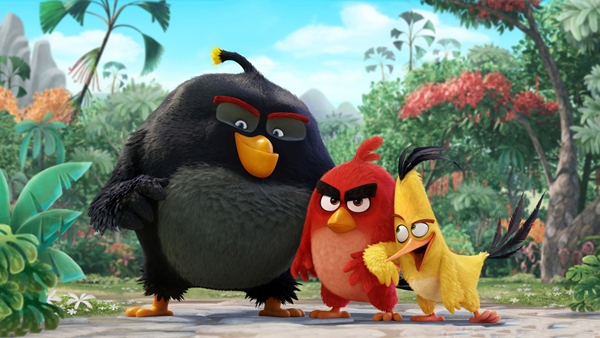 Cười lăn v&igrave; sự ngớ ngẩn của bộ ba Red, Chuck v&agrave; Bomb trong trailer mới của The Angry Birds Movie - Ảnh 3.