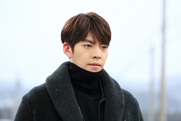 Suzy ngã quỵ trong lòng Kim Woo Bin giữa trời tuyết trắng - Ảnh 2.