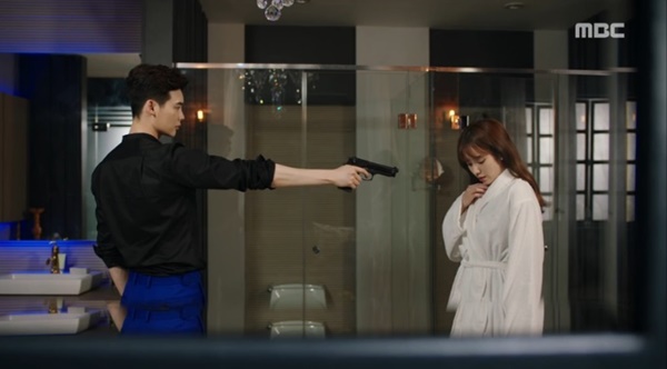 W: Vừa khóa môi nồng nàn, Han Hyo Joo ăn đạn từ Lee Jong Suk - Ảnh 2.