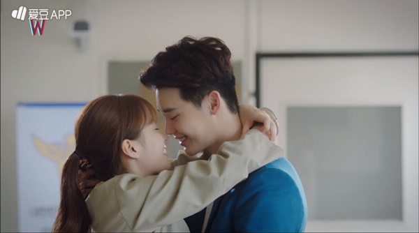 “W” tập 7: Sau nụ hôn sâu, Han Hyo Joo một bước thành vợ Lee Jong Suk - Ảnh 4.