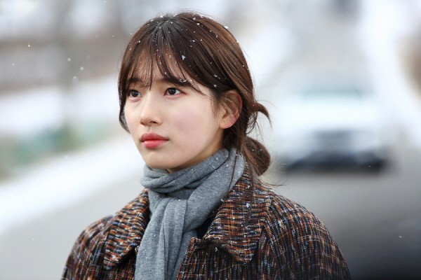 Suzy ngã quỵ trong lòng Kim Woo Bin giữa trời tuyết trắng - Ảnh 3.
