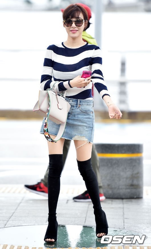 Diện lại boots của Selena Gomez, Tiffany lộ chân gầy tong teo - Ảnh 3.