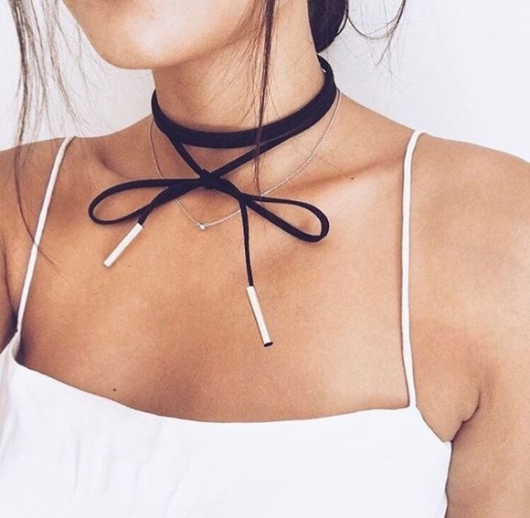 Vì tiết kiệm, cô nàng này đã lấy dây giày làm vòng cổ choker và gây sốt khắp Internet - Ảnh 3. Vì tiết kiệm, cô nàng này đã lấy dây giày làm vòng cổ choker và gây sốt khắp Internet - Ảnh 3.