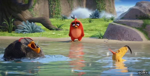Cười lăn v&igrave; sự ngớ ngẩn của bộ ba Red, Chuck v&agrave; Bomb trong trailer mới của The Angry Birds Movie - Ảnh 5.
