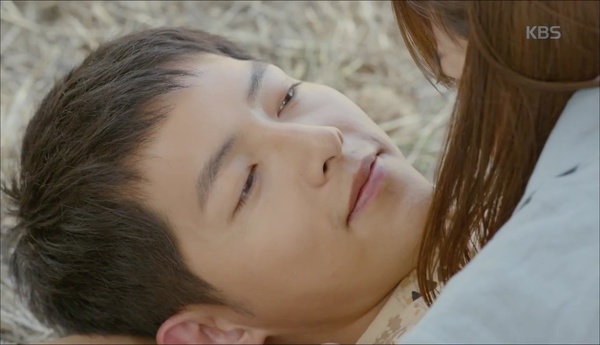 “Hậu Duệ Mặt Trời”: Song Joong Ki sướng phát hờn khi được Song Hye Kyo té lên người - Ảnh 5.
