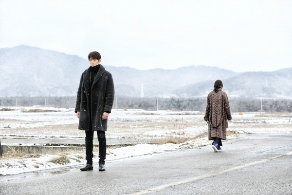 Suzy ngã quỵ trong lòng Kim Woo Bin giữa trời tuyết trắng - Ảnh 5.