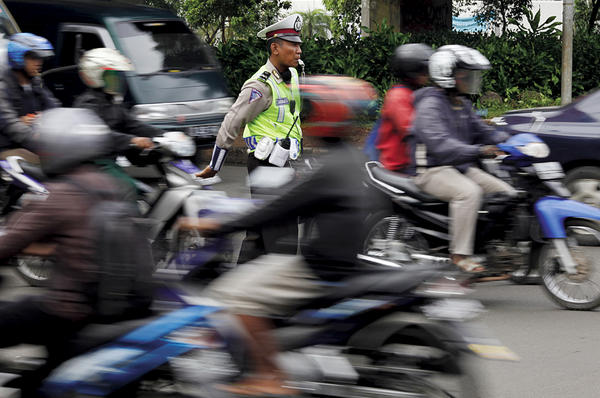 Đây chính là cảnh tượng kinh hoàng khiến 18 người chết vì kẹt xe ở Indonesia - Ảnh 12.