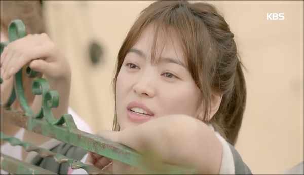 “Hậu Duệ Mặt Trời”: Song Joong Ki sướng phát hờn khi được Song Hye Kyo té lên người - Ảnh 12.