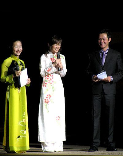 Ngắm các mỹ nhân thế giới đẹp dịu dàng trong tà áo dài Việt Nam - Ảnh 12.