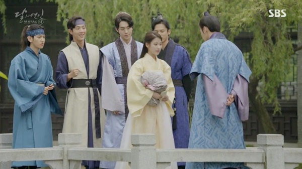 “Moon Lovers”: IU hoá nữ tì vì từ chối làm “mẹ kế” của các hoàng tử - Ảnh 14.