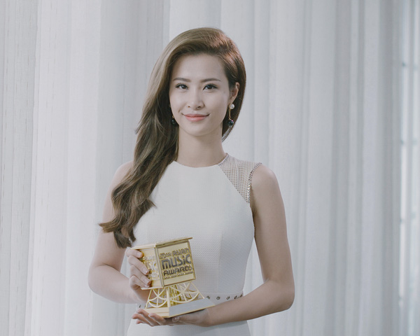 Đông Nhi chính thức đại diện Việt Nam tham gia EMA 2016, MTV Việt Nam lại vướng lùm xùm bình chọn - Ảnh 1.