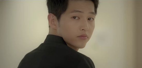 Song Joong Ki khoe thân hình nóng bỏng trong “Descendants Of The Sun” - Ảnh 10.