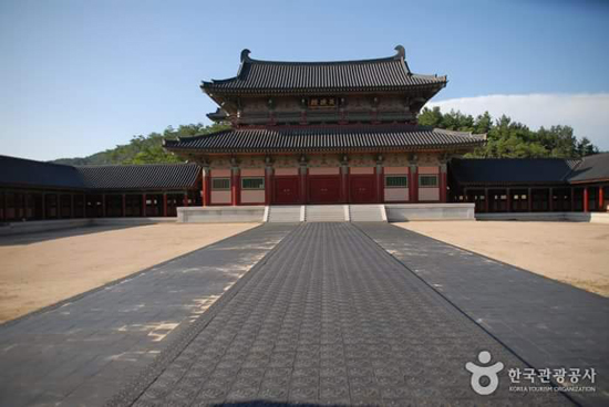 IU đập tan chỉ tr&iacute;ch nhờ tạo h&igrave;nh xinh xắn trong Moon Lovers - Ảnh 9.