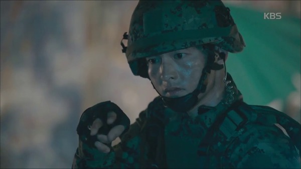 &ldquo;Hậu Duệ Mặt Trời&rdquo;: N&iacute;n thở với cảnh tắm n&oacute;ng bỏng của Song Joong Ki - Ảnh 10.