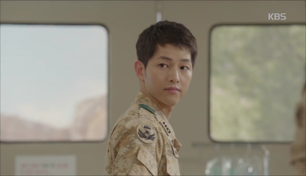 “Hậu Duệ Mặt Trời”: Song Joong Ki sướng phát hờn khi được Song Hye Kyo té lên người - Ảnh 16.