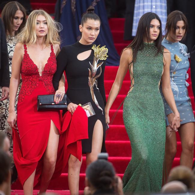 Kendall Jenner - Từ c&ocirc; b&eacute; niềng răng đến người đẹp quyến rũ bậc nhất showbiz - Ảnh 16.