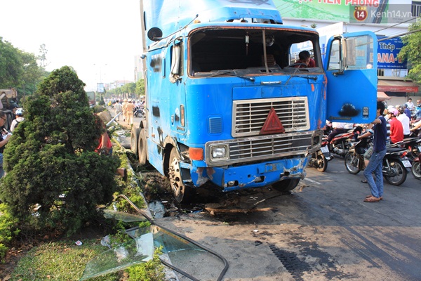 Đ&agrave; Nẵng: Xe đầu k&eacute;o mất l&aacute;i, c&agrave;y n&aacute;t dải ph&acirc;n c&aacute;ch - Ảnh 1.