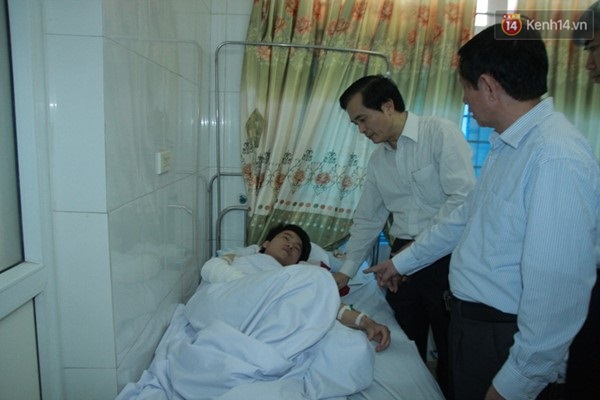 Lãnh đạo UBND tỉnh Nghệ An thăm hỏi các nạn nhân trong vụ nổ lò hơi - Ảnh 1.