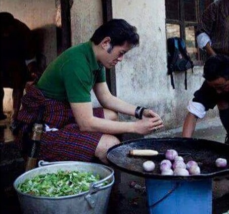 Ở quốc gia hạnh ph&uacute;c nhất tr&ecirc;n thế giới, c&oacute; vị quốc vương tự tay v&agrave;o bếp, nấu ăn cho học sinh - Ảnh 1.