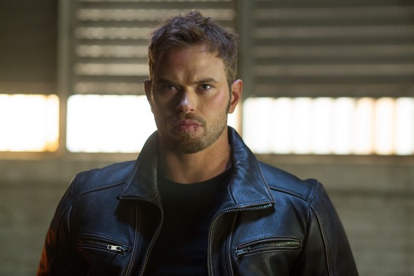 &ldquo;Ma c&agrave; rồng&rdquo; Kellan Lutz giải cứu Bruce Willis trong &ldquo;Extraction&rdquo; - Ảnh 1.