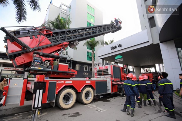 Hà Nội: Cháy ở tòa nhà Toyota Mỹ Đình, nhiều người bị kẹt trong thang máy - Ảnh 1.