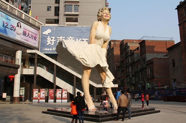 Những bức tượng khổng lồ sớm xây tối phá ở Trung Quốc - Ảnh 7.