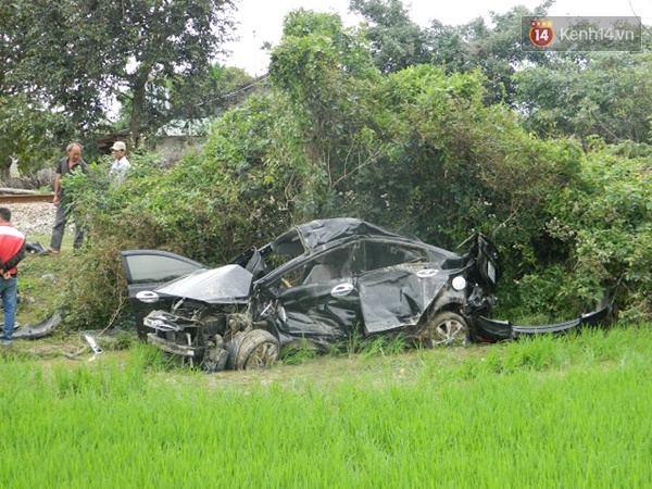 Quảng Nam: Tai nạn kinh hoàng giữa tàu hỏa và ô tô, 3 cán bộ ngành giáo dục thương vong - Ảnh 1.