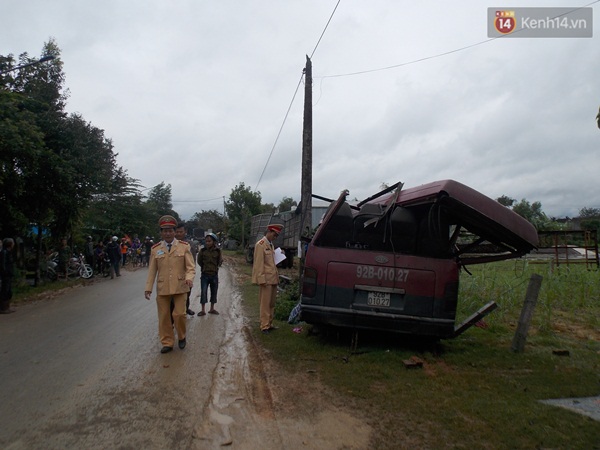 Quảng Nam: Xe kh&aacute;ch đ&acirc;m v&agrave;o xe tải, h&agrave;ng chục h&agrave;nh kh&aacute;ch hoảng loạn - Ảnh 1.