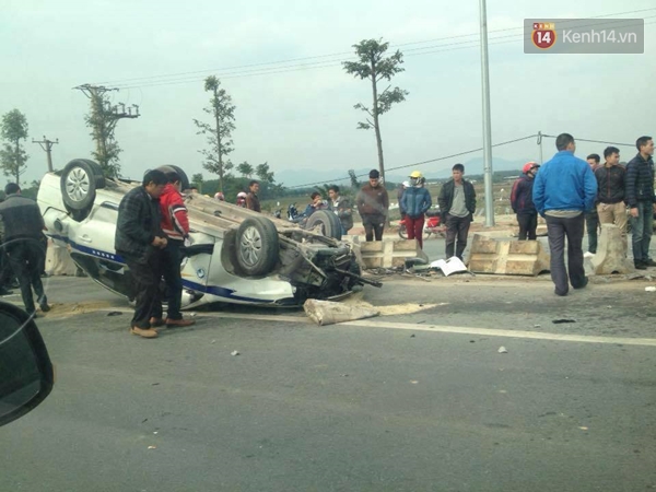 Hà Nội: Taxi tông dải phân cách, lật ngửa giữa đường - Ảnh 1.