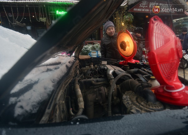 Dùng lò sưởi, dội nước ấm cho ô tô trong tuyết - Ảnh 1.