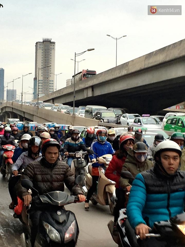 Đường phố Hà Nội lại tắc nghẽn nghiêm trọng vào giờ tan tầm - Ảnh 1.
