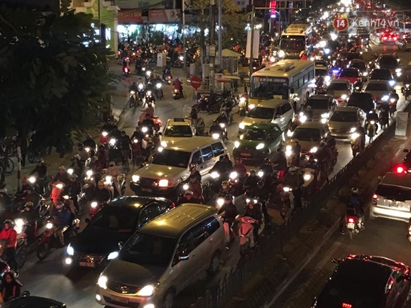 Đường phố Hà Nội lại tắc nghẽn nghiêm trọng vào giờ tan tầm - Ảnh 7.