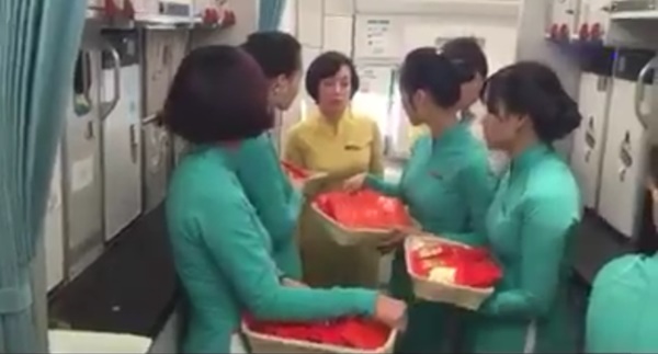 Clip: Tiếp viên hãng hàng không Vietnam Airlines lì xì cho hành khách ngày Mùng 1 Tết - Ảnh 2.