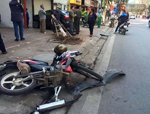 Hà Nội: Va chạm xe máy, ô tô húc gãy cây, 2 người bị thương nặng - Ảnh 1.