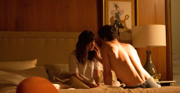 Dakota Johnson muốn Jamie Dornan khỏa thân hoàn toàn trong Fifty Shades Darker - Ảnh 1.