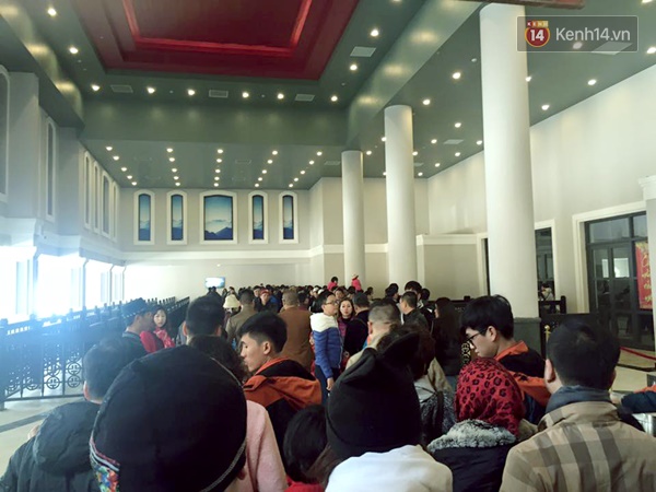Du khách đổ xô lên Fansipan bằng cáp treo - Ảnh 1.