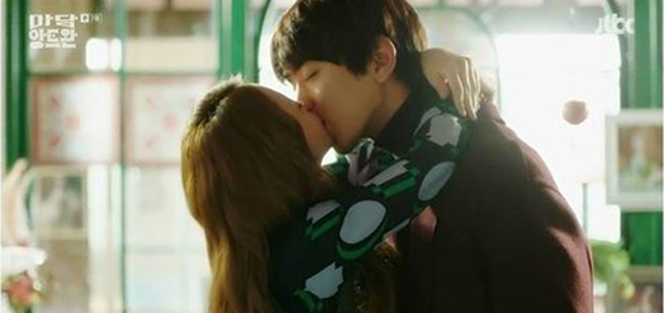 Qu&yacute; C&ocirc; Antoine: Đỏ mặt với nụ h&ocirc;n s&acirc;u chuy&ecirc;n nghiệp của Sung Joon - Ảnh 1.