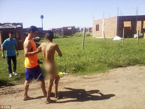 Argentina: Hiếp dâm bé gái 8 tuổi không thành, thanh niên bị lột truồng diễu phố - Ảnh 2.