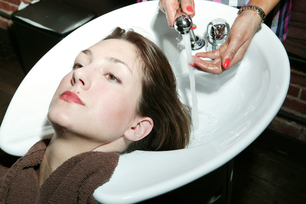 Sốc: Gội đầu ngo&agrave;i tiệm c&oacute; thể g&acirc;y đột quỵ - Ảnh 1.