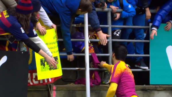 Suarez và hành động đẹp khiến fan nhí òa khóc - Ảnh 2.