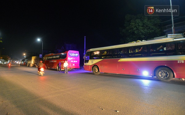 Hiện trường kinh ho&agrave;ng vụ xe bồn đ&acirc;m xe kh&aacute;ch bốc ch&aacute;y tr&ecirc;n đ&egrave;o Thung Khe khiến 3 người chết - Ảnh 1.