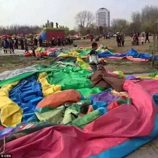 Trung Quốc: Lâu đài bong bóng bay lên trời, nhiều trẻ nhỏ thương vong - Ảnh 1.