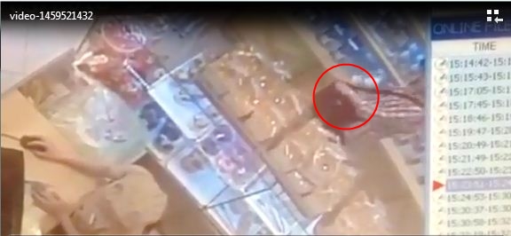 Hoàn tiền cho món đồ lấy trộm, khách nữ vẫn bao biện là vui thôi, không có ý gì đâu - Ảnh 2.