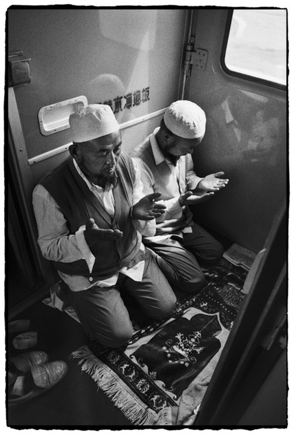 Chùm ảnh: Cuộc sống muôn màu trong bộ ảnh đen trắng trên những chuyến tàu xưa - Ảnh 8.