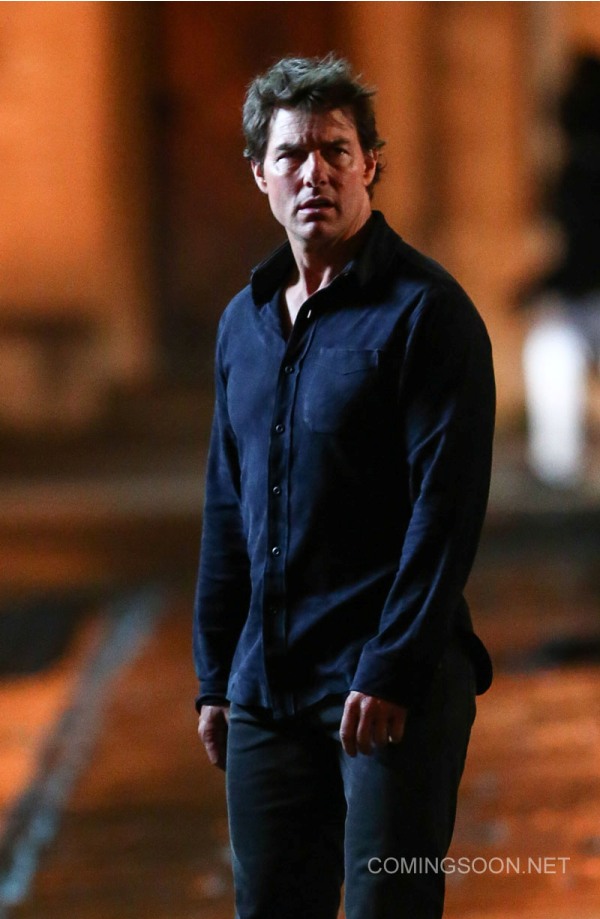 Tom Cruise lộ diện c&ugrave;ng mỹ nữ tr&ecirc;n phim trường The Mummy - Ảnh 1.