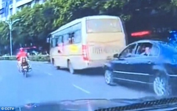 Thót tim hình ảnh em bé hai tuổi rơi khỏi cửa sổ xe bus đang lưu thông trên đường - Ảnh 2.