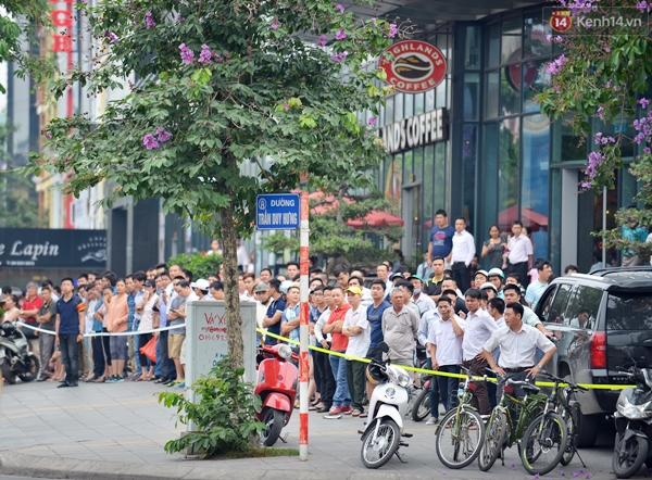 Người d&acirc;n Thủ đ&ocirc; đứng k&iacute;n đường ch&agrave;o đ&oacute;n đo&agrave;n xe của Tổng thống Hoa Kỳ - Ảnh 1.