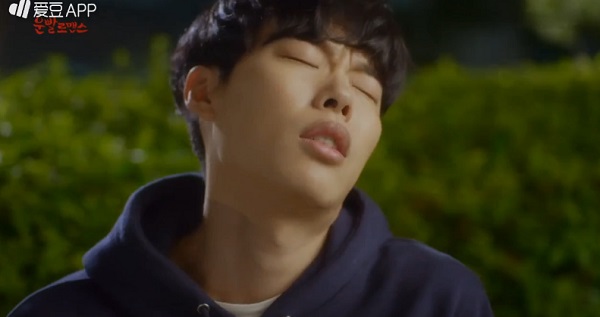 &ldquo;Lucky Romance&rdquo;: Hwang Jung Eum đ&atilde; chủ động kh&oacute;a m&ocirc;i CEO Ryu Jun Yeol - Ảnh 1.
