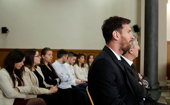 Messi mệt mỏi, d&aacute;o d&aacute;c nh&igrave;n quanh khi phải hầu t&ograve;a v&igrave; trốn thuế - Ảnh 3.