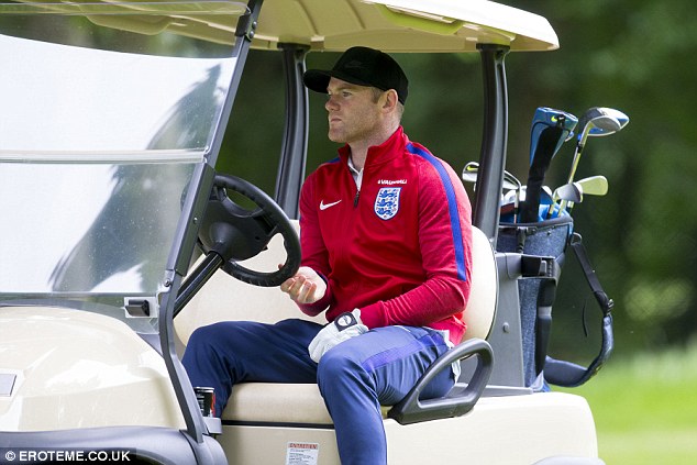 Rooney bị bắt quả tang t&egrave; bậy ngay l&ugrave;m c&acirc;y ven đường - Ảnh 1.